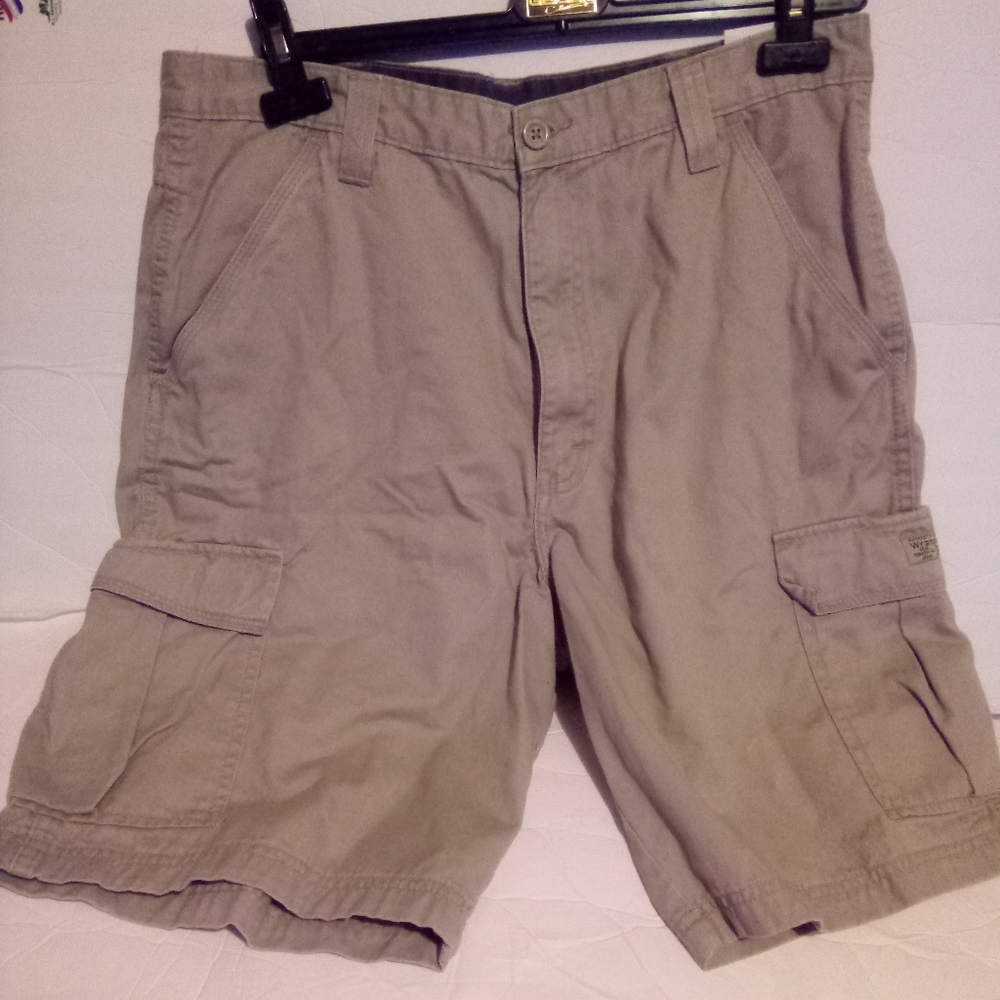 Wrangler khaki shorts with pockets